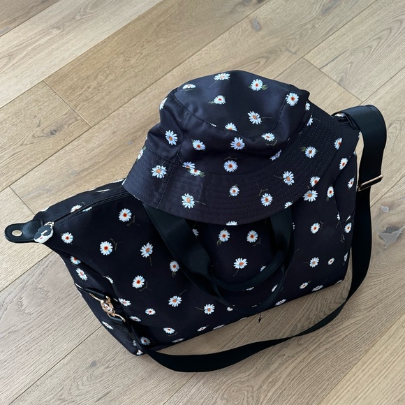 NWOT Alice & Olivia Duffle Bag with Bucket Hat - Picture 4 of 9